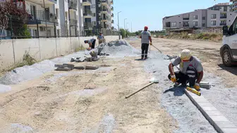 Efeler'de yol yapım mesaisi: Hastane yolu ve mahalleler yenileniyor