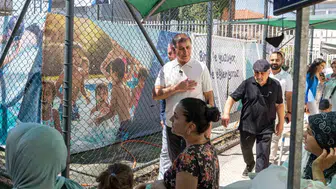 Konak’ta yaz neşesi: Başkan Tugay çocukların ilk havuz deneyimine eşlik etti