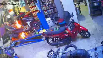 Alev Alan Motosiklete Müşteriden Nefesli Müdahale: O Anlar Kamerada