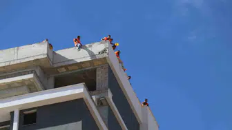 15 katlı rezidansta gergin bekleyiş: Emeğinin peşine düşen işçiler çatıya çıktı
