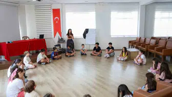 Efeler'de egitimden sosyal hayata kesintisiz destek: Gençlerin rotasi belediye tesisleri