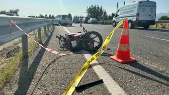Manisa'da trafik dehşeti: Güvenlik görevlisi motosiklet sürücüsü olay yerinde can verdi
