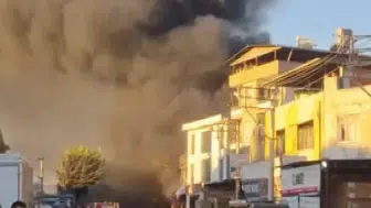 Buca’da Boya Deposunda Sabah Yangını: Peş Peşe Gelen Patlamalar Mahalleyi Ayağa Kaldırdı