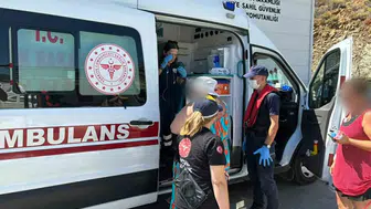 Fethiye açıklarında ticari yatta kaza: Yaralıya denizden ambulans köprüsü