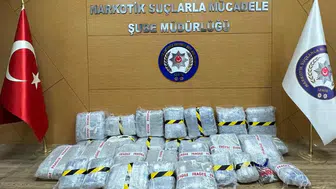 Karşıyaka'da narkotik baskını: Evin her köşesinden zehir çıktı