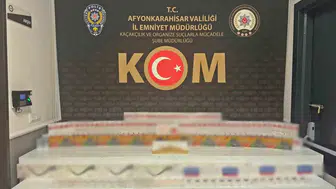 Kaçakçılık operasyonunda otomobilde 700 paket sigara çıktı