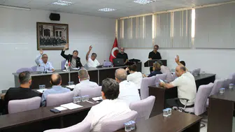 Kula’da meclis gerilimi: Spor salonu protokolü komisyon kapısında kilitlendi