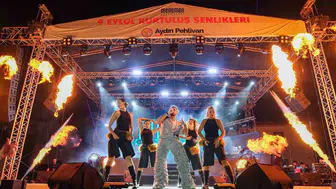 Menemen’de kurtuluş coşkusu: Sefo rüzgarı meydanı salladı