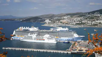 Kuşadası limanında kruvaziyer hareketliliği: Binlerce turist çarşıya canlılık kattı