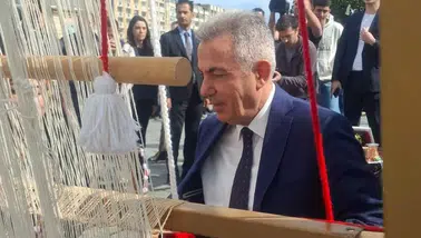 İzmir meydanında Cumhuriyet nöbeti: Bayrağımız el birliğiyle dokunuyor