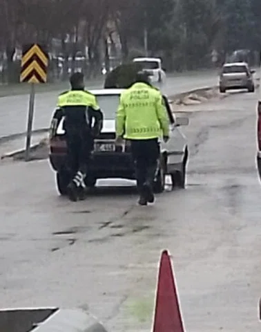 Yolda kalan araç sürücüsüne polislerden yardım