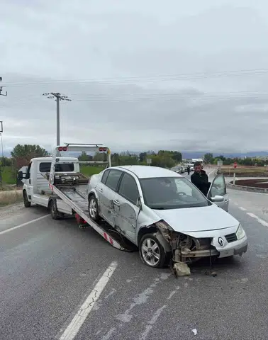 Emirdağ’da direksiyon hakimiyeti kaybedildi: Otomobil orta refüje çıktı