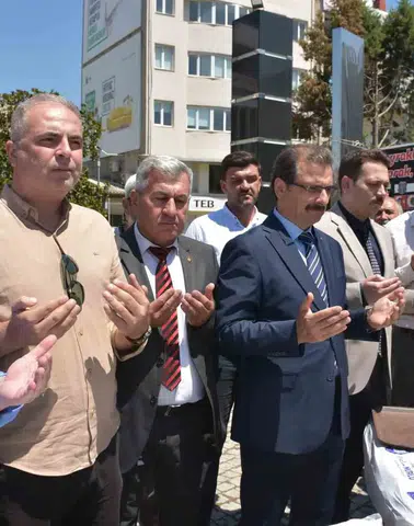 Salihli’de unutulmaz vefa: Şehitlerin aziz hatırası aşure kazanlarında yaşatıldı