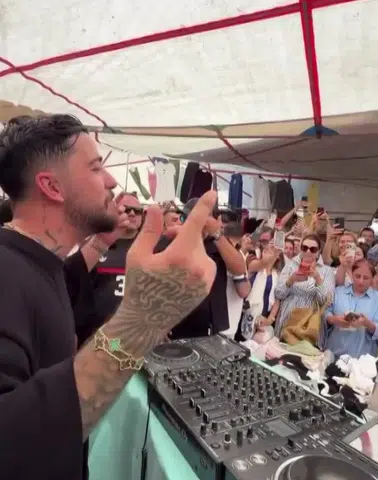 Domatesin yanına ritim, iç çamaşırı reyonuna DJ seti: Mahmut Orhan Alaçatı'yı salladı