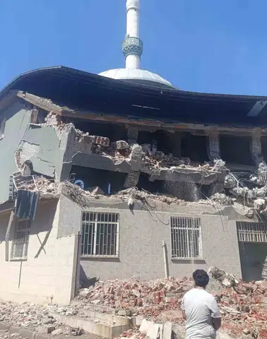 Salihli'de 28 yıllık ibadethanede korkutan tablo: Kolonlar çürüyünce yıkım başladı