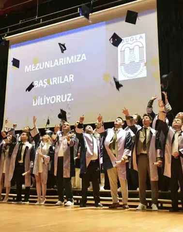 MSKÜ’de Hekimlik Andı İçen 33 Genç Diş Hekimi, Kep Fırlattı