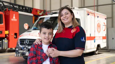 Yangında hayat kurtarıyor, evde oğlunun umudu oluyor
