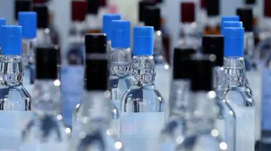 İzmir'de yasa dışı içki operasyonu: 8 bin şişe ve 2 gözaltı!