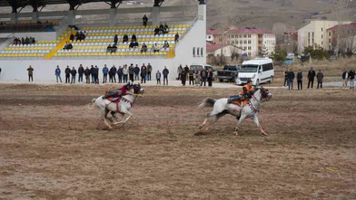 Bayburt’ta gelenek bozulmadı: Ramazan Bayramı ata sporu ciritle uğurlandı
