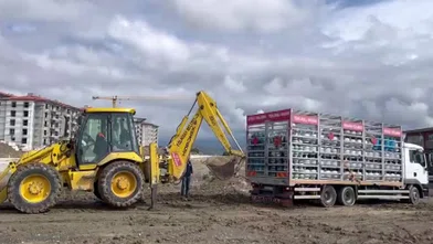 Çamura saplanan tüp yüklü kamyon kepçeyle kurtarıldı