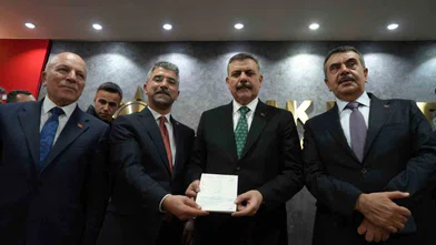 İçişleri Bakanı Çiftçi, AK Parti üyelik giriş beyannamesini imzaladı