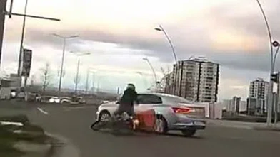 Motosikletin otomobille çarpışma anı kamerada