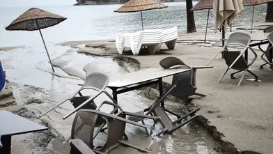Akyaka’da doğa öfkesini kustu: Turistik kumsal sel sularıyla delik deşik oldu