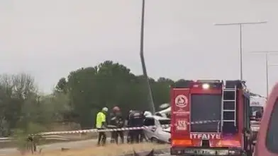 Denizli'de dehşet anları: Aydınlatma direğine çarpan araç kağıt gibi yırtıldı