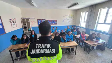Geleceğin sürücüleri jandarmadan ders aldı: 503 öğrenciye trafik eğitimi