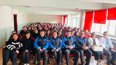 Afyonkarahisar’da polisten gençlere kritik uyarılar: Güvenli gelecek için okulda buluştular