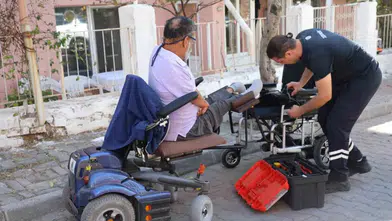 Muğla’da tekerlekli sandalyeler artık yolda kalmıyor: Belediye ekipleri kapıya kadar gidiyor