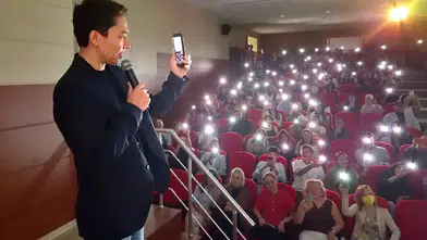 Ege Üniversitesinde kariyer yolculuğu: Ünlü sanatçıdan öğrencilere ilham veren ziyaret