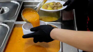 Efeler’de mutfaklar doluyor, sosyal belediyecilik yüzleri güldürüyor