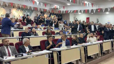 Çiğli Belediye Meclisinde tansiyon tavan yaptı: Başkan Yıldız’a protesto ve su şişeli saldırı