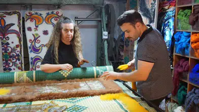 Ofis hayatını elinin tersiyle itti: Ata yadigarı tezgahlarda moda rüzgarı estiriyor