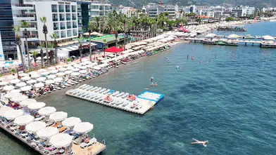 Karnesini alan Marmaris sahillerine koştu: Sıcaklık 36 dereceyi gördü