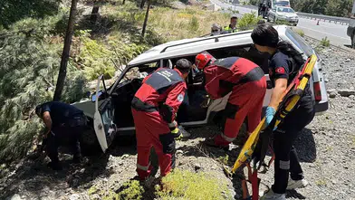 Direksiyon hakimiyeti kayboldu: Muğla yolunda ağaca çarpan araçta can pazarı
