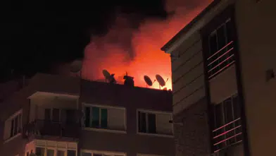Denizli'de çatı yangınına kendi yöntemleriyle müdahale etti: Mahalleli gözlerine inanamadı