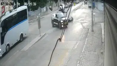 Buca’da kaza sonrası kaçan sürücü her yerde aranıyor: Çarpma anı saniye saniye kaydedildi