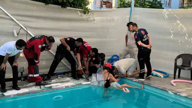 Havuz keyfi kabusa dönüştü: Minik çocuğun kolu boruya sıkıştı