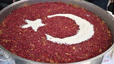 Manisa'da pazar alışverişine aşure molası: 2 bin kişiye ikram edildi