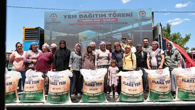 Denizli’de üreticinin maliyet yüküne belediye eli: 32 bin çuval yem dağıtıldı