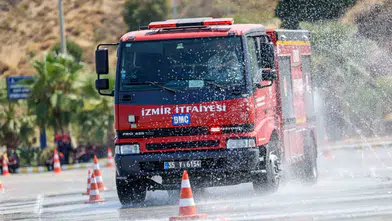 Tonlarca ağırlıktaki dev araçlar onların elinde: İzmirli itfaiyeciler saniyelerle yarışıyor