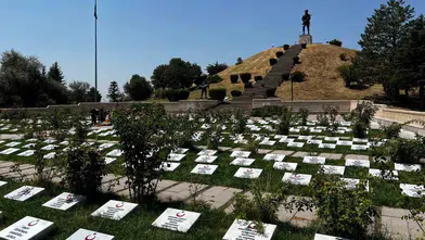 Meslek liselilerden vefa dersi: Şehitlikteki 510 mezar taşı baştan aşağı yenilendi