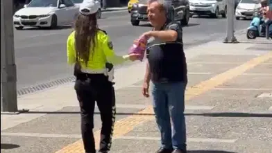 Kandil Sevinci Yollara Yansıdı: İzmir’de Polis Memurundan Gönül Alan Çikolata Sürprizi