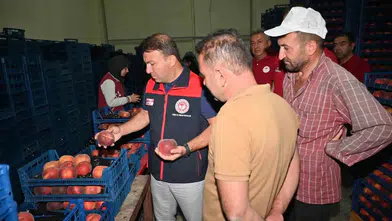 Çivril’in şeftali bereketi tesis ziyaretiyle taçlandı: Üreticiye tam destek vurgusu