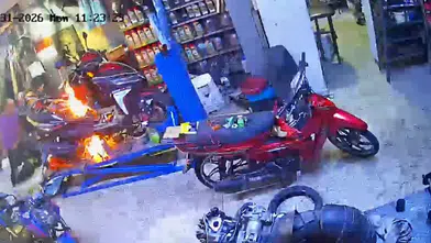 Alev Alan Motosiklete Müşteriden Nefesli Müdahale: O Anlar Kamerada