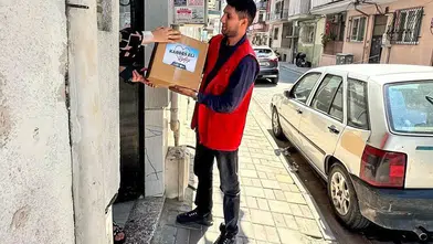 Efeler’de dayanışma seferberliği: Kardeş Eli Projesi ile mutfaklar şenleniyor
