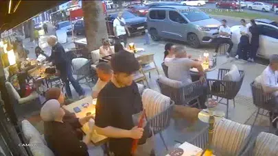 Bıçaklanarak öldürülen 15 yaşındaki Erdem, yaralı halde kafeye böyle sığınmış