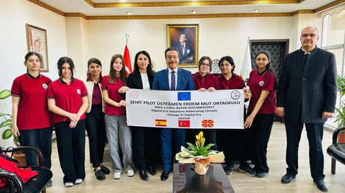 Burhaniye’de öğrenci proje ekibi Kaymakam Atilla’yı ziyaret etti